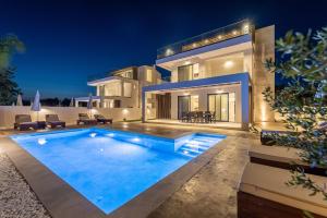 卡拉马孔Infinity Holiday Villas - Private Pool, close to Kalamaki Centre, by ZanteWize的晚上有游泳池的大别墅