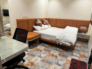 Postel nebo postele na pokoji v ubytování Hotel Sajanshree