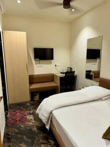 Postel nebo postele na pokoji v ubytování Hotel Sajanshree