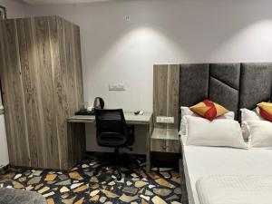 Postel nebo postele na pokoji v ubytování Hotel Sajanshree