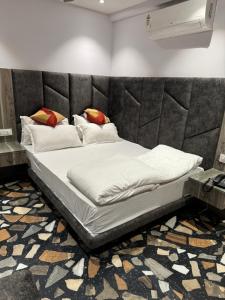 Postel nebo postele na pokoji v ubytování Hotel Sajanshree