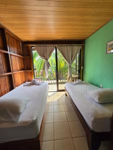 Postel nebo postele na pokoji v ubytování Tortuguero Hill Rooms