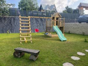 een speeltuin met een ladder en een glijbaan bij Nowy Szlak Luksusowe Apartamenty in Kościelisko