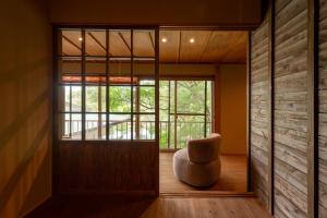 Habitación con silla y ventana grande. en Kikusui, en Fujinomiya