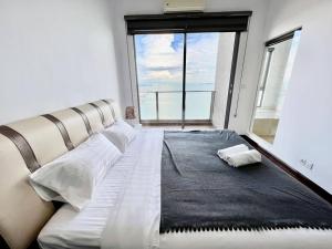Ένα ή περισσότερα κρεβάτια σε δωμάτιο στο Melaka Silverscape Sea View 2Br-4pax-wi-fi-tvbox +5 φωτογραφίες