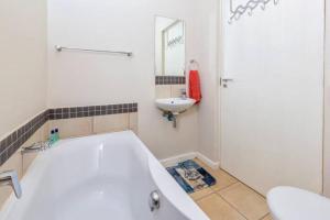 Ένα μπάνιο στο Oyster Walk Knysna - 2 Bedroom