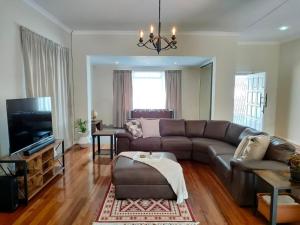 TV a/nebo společenská místnost v ubytování Luxury Living On Westview