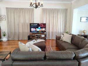 TV a/nebo společenská místnost v ubytování Luxury Living On Westview + 47 fotografií