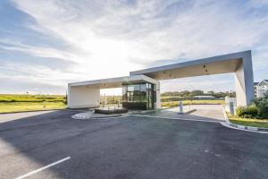 een groot wit gebouw met een groot raam bij Bella Retreat Bellamare in Summerstrand