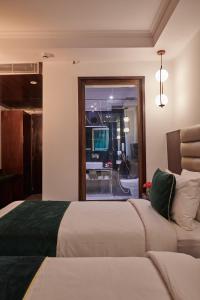 Postel nebo postele na pokoji v ubytování Deventure Sarovar Portico Patel Nagar