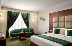 Postel nebo postele na pokoji v ubytování Deventure Sarovar Portico Patel Nagar