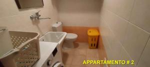Łazienka z białą toaletą i umywalką w obiekcie La Casa di Lisa 2 w mieście Valledoria +18 zdjęć