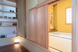 eine Drehtür in einem Raum mit gelben Wänden in der Unterkunft Rise's House in Nishio + 35 Fotos