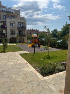 Ο χώρος παιχνιδιού για παιδιά στο Sveti vlas apartament Sorrento Sole Mare V&D Luxury Style Apartment Свети-влас апартамент студио