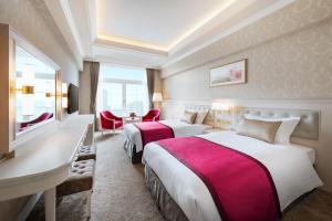 Postel nebo postele na pokoji v ubytování Takarazuka Hotel
