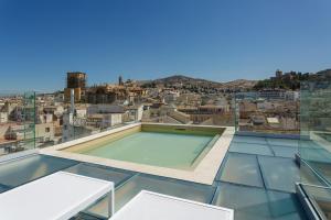 Der Swimmingpool an oder in der Nähe von Room Mate Leo, Granada
