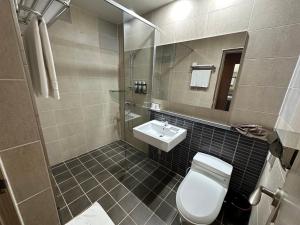 un bagno con un water e un lavandino di Hotel Icc a Daejeon