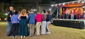 un gruppo di persone che si trovano davanti a un palco di LE VERT NOMADE a Glomel
