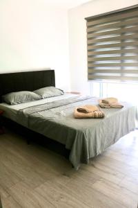 Una cama con dos toallas encima en un dormitorio. en Coffee & Sea'troll, en Trikomo