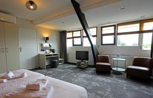 TV a/nebo společenská místnost v ubytování Hotel Bi-j Ons + 27 fotografií