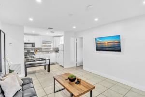 Η κουζίνα ή μικρή κουζίνα στο Hollywood Vacation In Perfect Beach Location Ha01