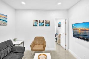 Una sala de estar con un sofá y un televisor. en Boutique One Bdrm Close To Aventura Mall & Beach, en Hallandale Beach