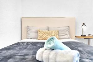 Un dormitorio con una cama con una toalla azul encima. en Boutique One Bdrm Close To Aventura Mall & Beach, en Hallandale Beach 28 fotos más