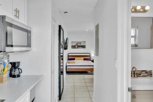 a kitchen and a bedroom with a bed in a room at Large 2 Bed Studio Close To Beach & Hard Rock Ha03 in Hollywood