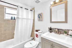 Koupelna v ubytování Hollywood Beach Boutique Vacation Studio Lb4 + 34 fotografií