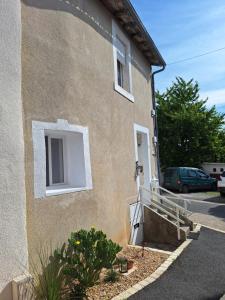 een gebouw met een raam aan de zijkant bij Ruelle maison ancienne in Saint-Romain +3 foto's