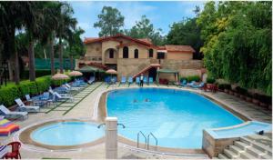 Bazén v ubytování Ashok Country Resort nebo v jeho okolí