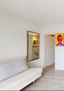 a white room with a bed and a mirror at Ruhige komplette Wohnung voll Ausgestattet 35min Bahn bis München in Reichertshausen