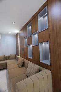 ein Zimmer mit Sofas und Spiegeln an der Wand in der Unterkunft Woodlands Apartment 501 - Fully Furnished Luxury Apartment in Jodhpur