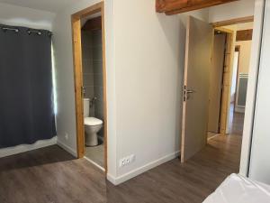 Koupelna v ubytování Chalet paisible à 4km de la station des Carroz - Chalet St François de Sales