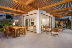 Μια τηλεόραση ή/και κέντρο ψυχαγωγίας στο Villa 2 with Pool Soline, Krk, 280 m from beach, by 4Villas