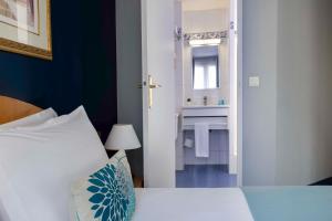 Postel nebo postele na pokoji v ubytování Grand Hotel du Calvados - Opera