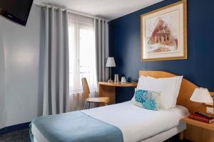 Postel nebo postele na pokoji v ubytování Grand Hotel du Calvados - Opera