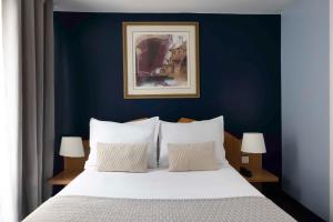 Postel nebo postele na pokoji v ubytování Grand Hotel du Calvados - Opera