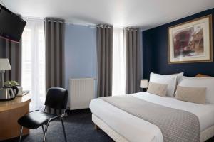 Postel nebo postele na pokoji v ubytování Grand Hotel du Calvados - Opera