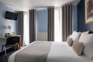 Postel nebo postele na pokoji v ubytování Grand Hotel du Calvados - Opera