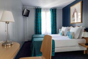 Postel nebo postele na pokoji v ubytování Grand Hotel du Calvados - Opera