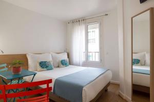 Postel nebo postele na pokoji v ubytování Grand Hotel du Calvados - Opera