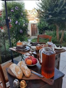 - une table avec du pain et un pichet de thé dans l'établissement Chez Solange et Paul, à Mézos