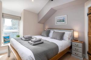 En eller flere senge i et værelse på Seagrass Cottage - Aberdovey