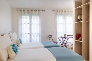Postel nebo postele na pokoji v ubytování Grand Hotel du Calvados - Opera