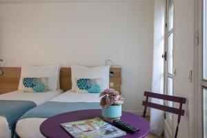 Postel nebo postele na pokoji v ubytování Grand Hotel du Calvados - Opera