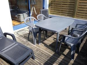 una mesa y sillas en una terraza con parrilla en Duplex 100m de la mer, en Larmor-Plage 4 fotos más