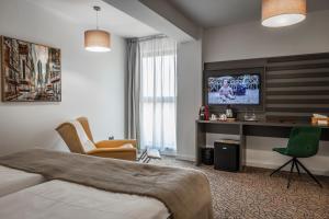 Un televizor și/sau centru de divertisment la Charm Boutique Hotel