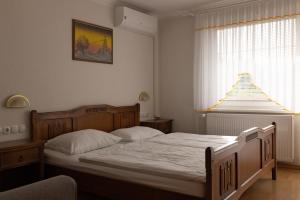Postel nebo postele na pokoji v ubytování Gostišče Pri Dveh Petelinih