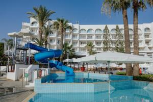 Πισίνα στο ή κοντά στο Golden Coast Beach Hotel 
